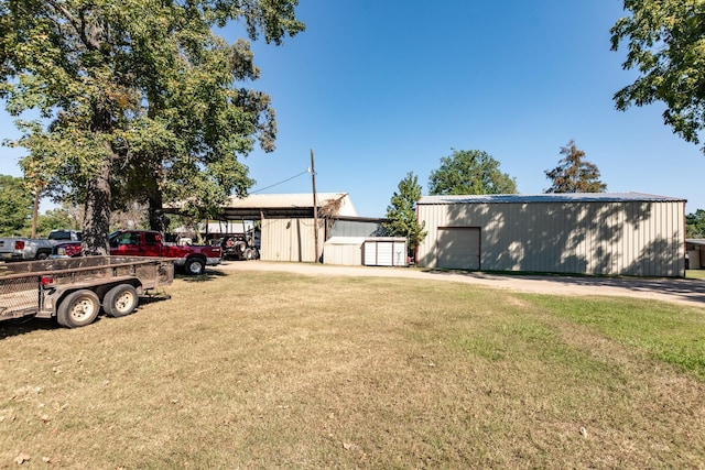 view of front of property featuring an outdoor structure and a front yard