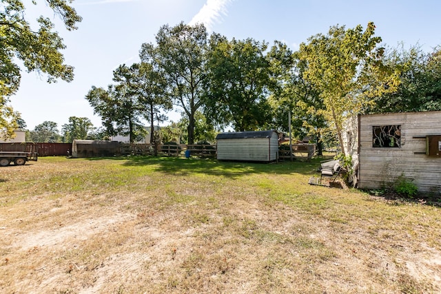 view of yard featuring a shed