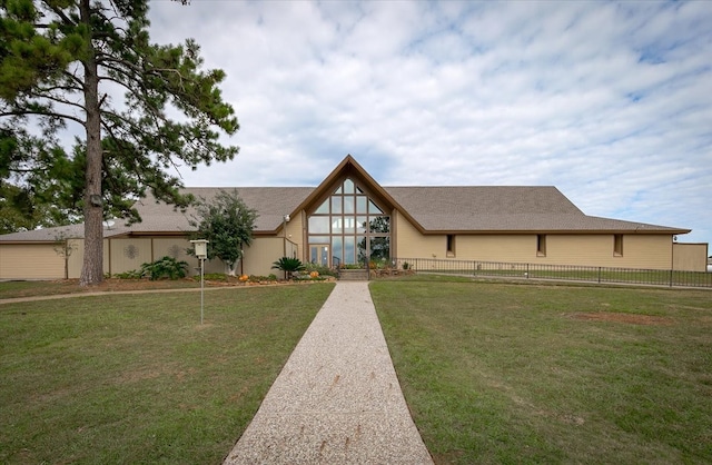 view of front facade with a front lawn