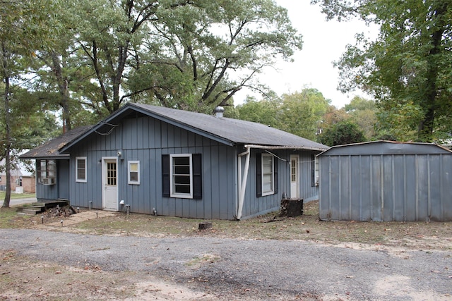 view of front of home featuring an outdoor structure