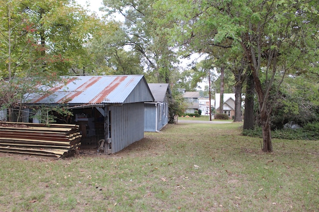 view of yard with an outdoor structure