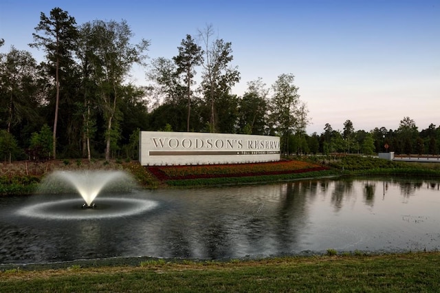 community sign featuring a water view