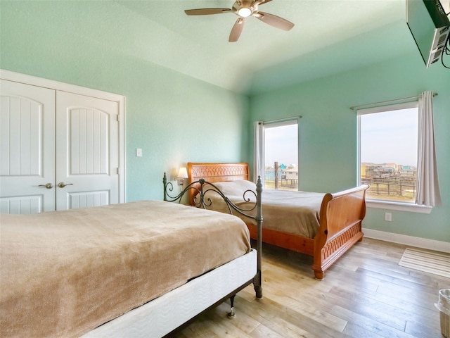 bedroom featuring a closet, light hardwood / wood-style floors, and ceiling fan