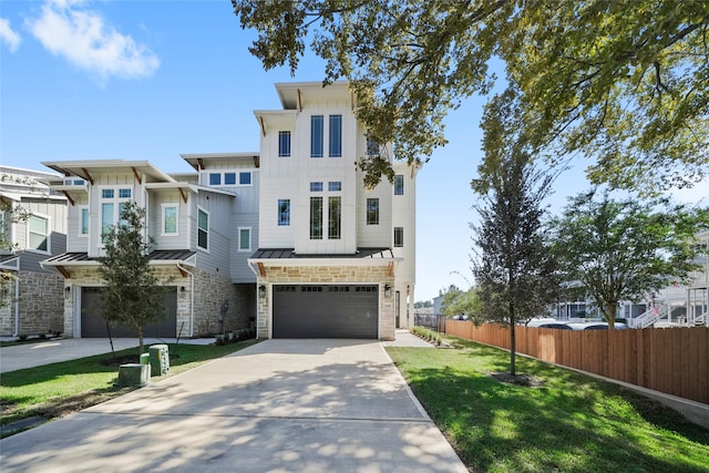 view of front facade featuring a front lawn and a garage