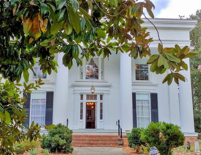 view of front facade