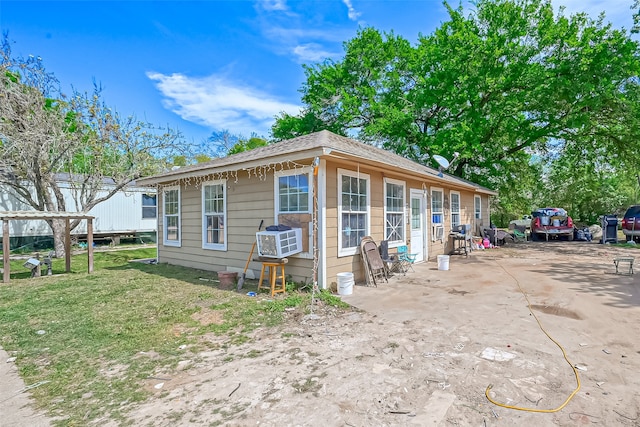 view of front facade with a front yard