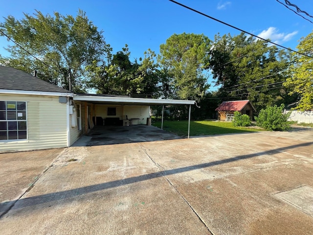 view of front facade featuring a carport and a front lawn