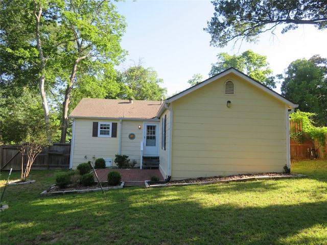 back of house featuring a lawn