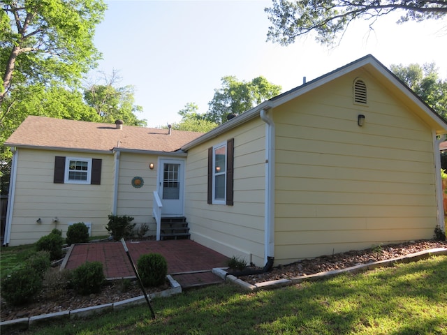 view of front facade with a front lawn