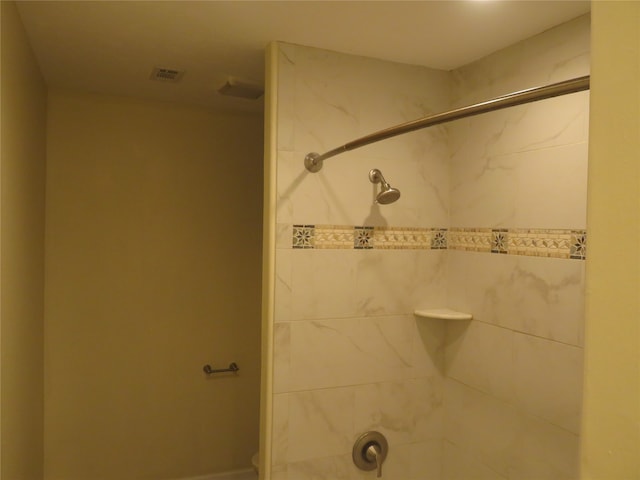 bathroom featuring a tile shower