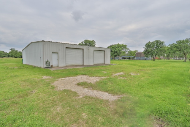 view of yard featuring an outdoor structure and a garage