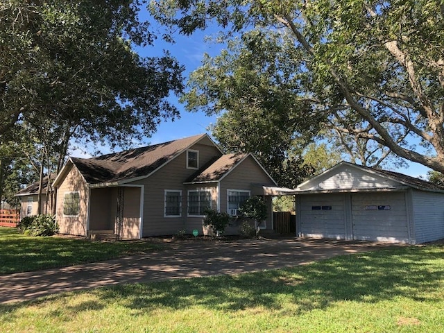 view of front facade featuring a front lawn and a garage