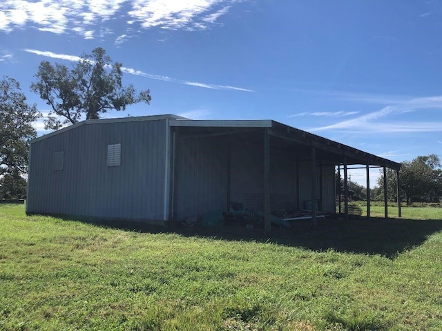 view of shed / structure featuring a lawn