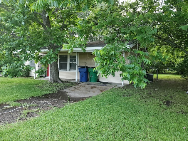 view of front of home with a front lawn and a carport