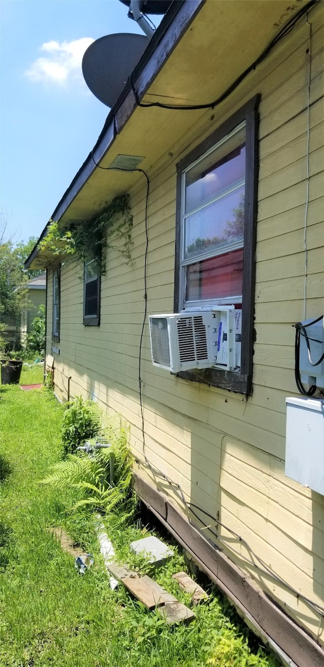 view of side of property featuring a yard