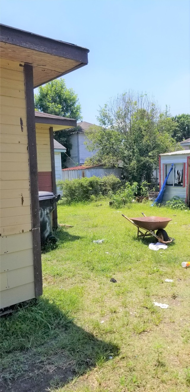 view of yard with a shed