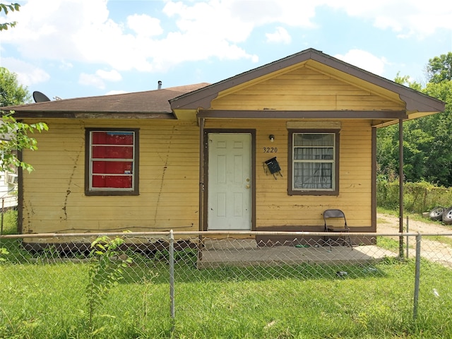 view of front of property with a front lawn