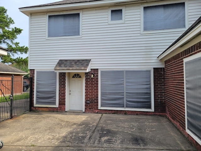 view of front of house featuring a patio