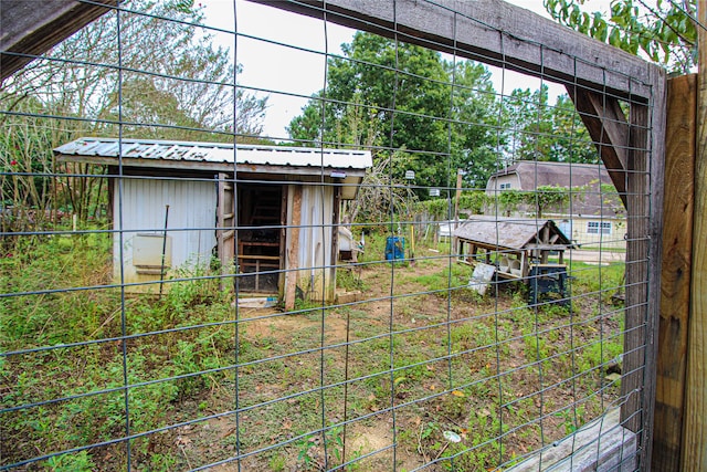 view of yard featuring an outdoor structure