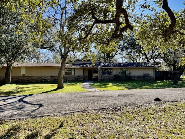 ranch-style house featuring a front yard