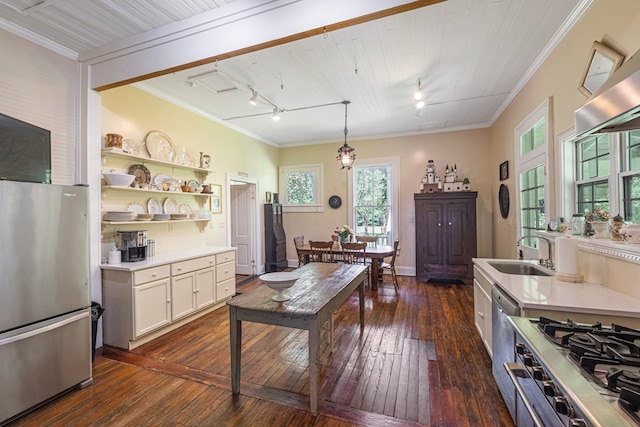 kitchen featuring hanging light fixtures, ceiling fan, sink, and stainless steel appliances