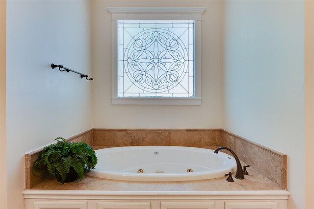 420 Heights Blvd, Houston, TX 77007 - full bathroom featuring a whirlpool tub