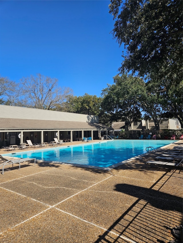 view of swimming pool