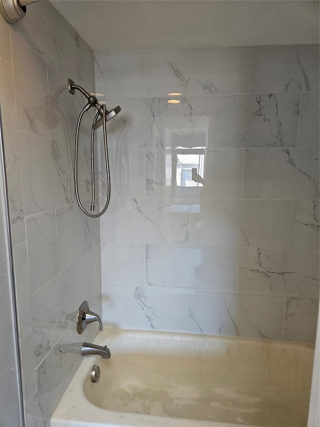 bathroom with tiled shower / bath