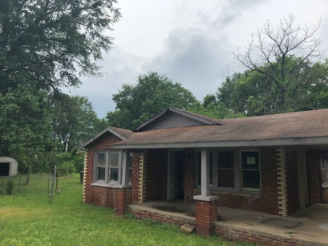 view of front of property featuring a front yard