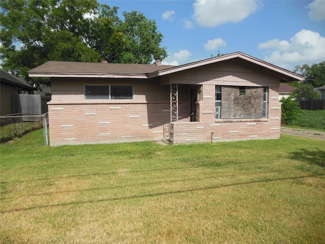 view of front facade featuring a front yard