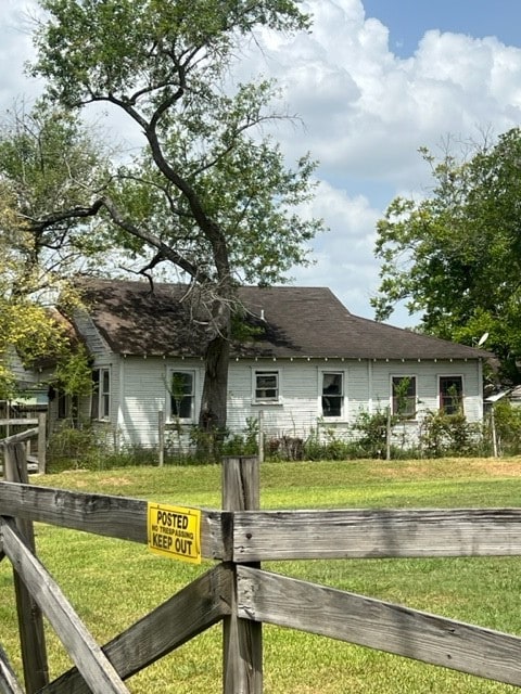 ranch-style house featuring a front yard