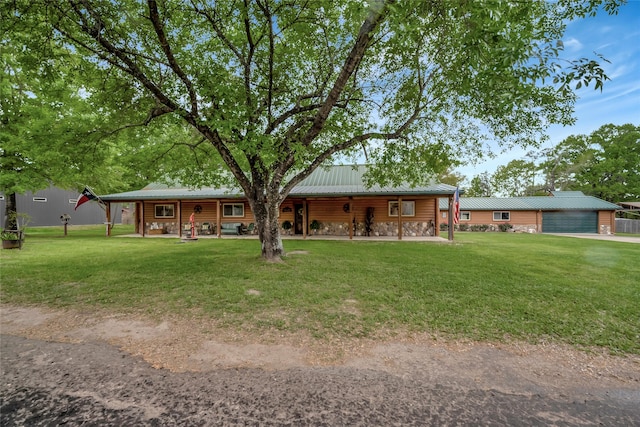 view of front facade featuring a front lawn