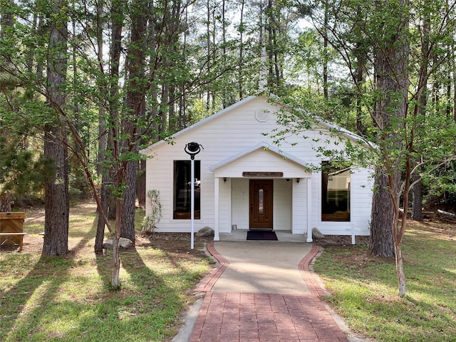 view of front of house featuring a front lawn