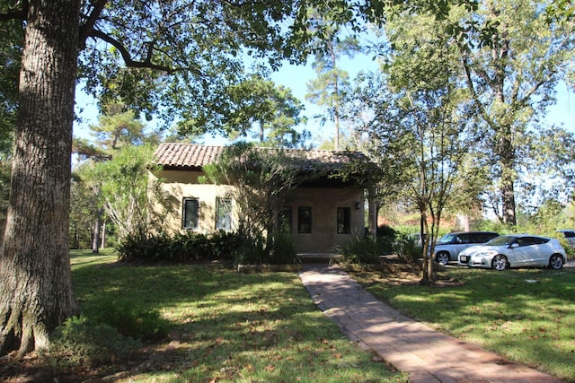 view of front of property featuring a front lawn