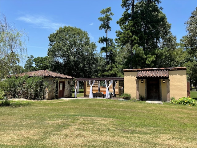 view of front facade featuring a front lawn