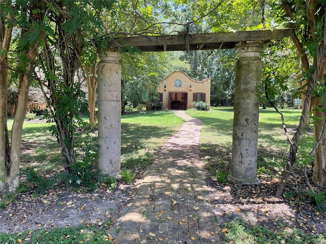 view of yard featuring an outbuilding