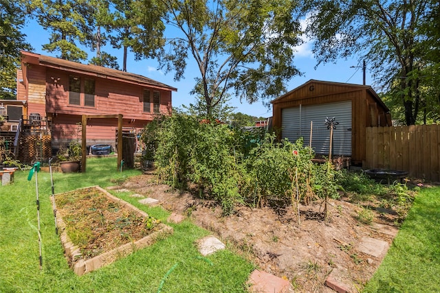 view of yard featuring an outdoor structure