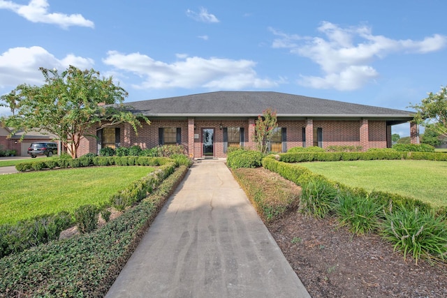 view of front of property with a front yard