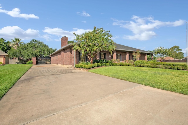 view of front facade featuring a front lawn