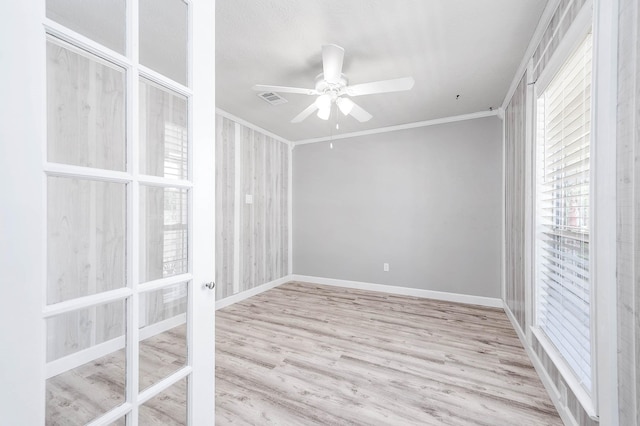 unfurnished room featuring ceiling fan, crown molding, and light wood-type flooring