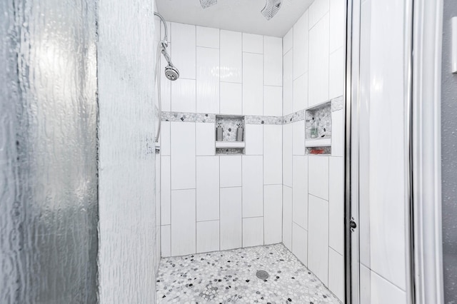 bathroom featuring tiled shower