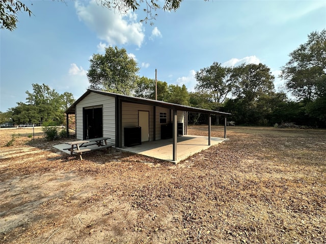 back of house featuring an outdoor structure