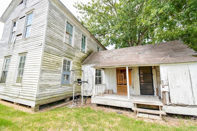 view of front facade with a front lawn