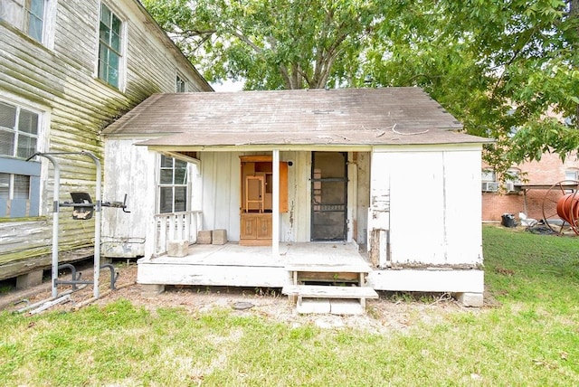 view of front facade with a front lawn