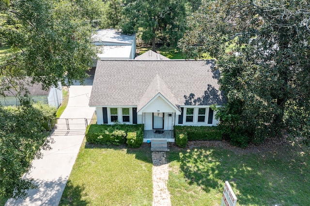 view of front of home with a front lawn