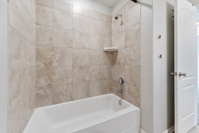 bathroom with tiled shower / bath combo