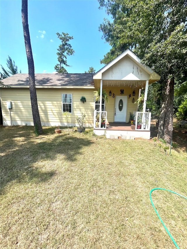 view of front of home featuring a front lawn