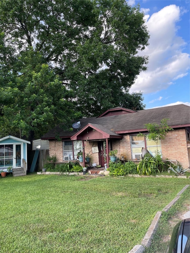 view of front of home featuring a front yard