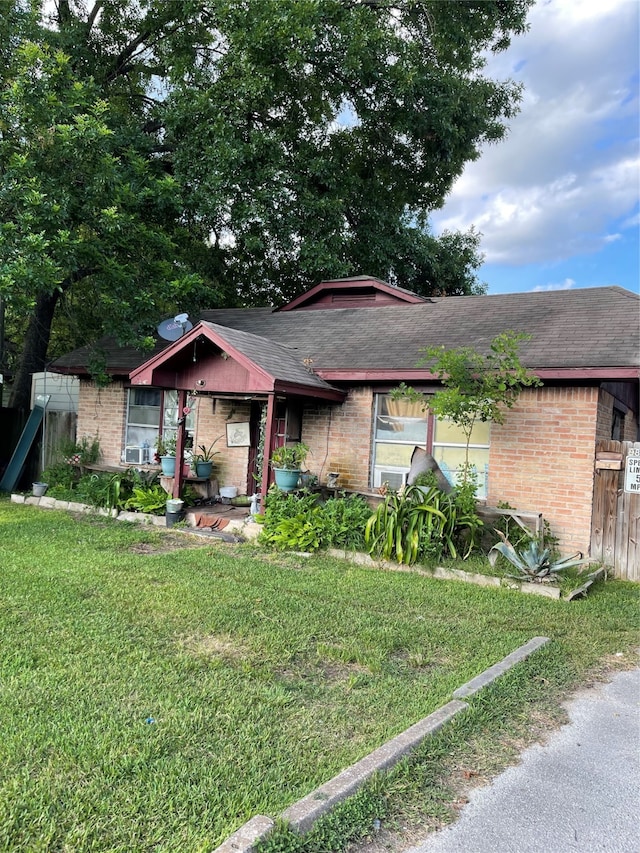 single story home featuring a front lawn