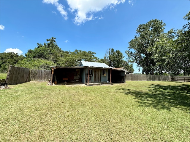 view of yard featuring an outbuilding